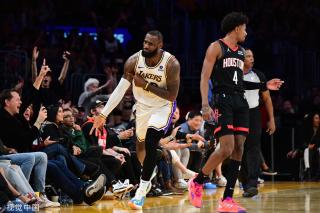 位选手在突 位选手在突